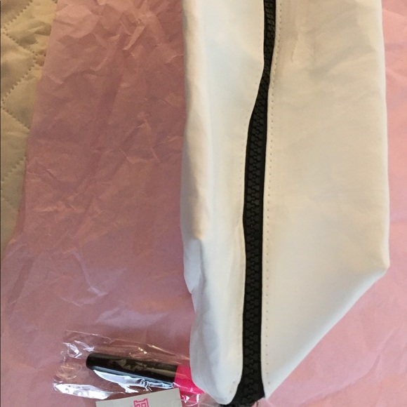 PINK Travel Pouch. New by VS. - Picture 6 of 6
